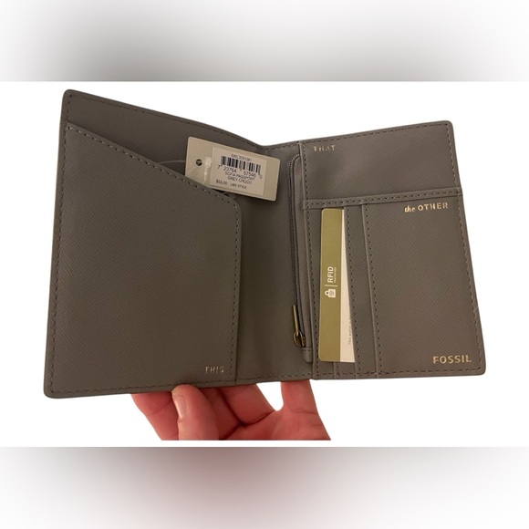 Fossil Crocodile Embossed Leather Passport Cover NWT* - Picture 6 of 7